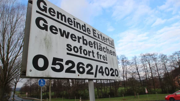 Der Eindruck t&auml;uscht: Die Gewerbefl&auml;chen in Extertal sind knapp - diesem Schild zum Trotz, das am Gewerbegebiet "Im langen Kamp" in Asmissen steht. Die Gemeinde m&ouml;chte im Regionalplan die M&ouml;glichkeit bekommen, gegen&uuml;ber neue Gewerbefl&auml;chen auszuweisen. - &copy; Archivfoto: Jens Rademacher