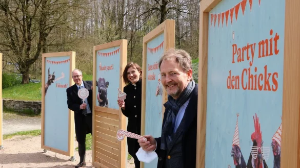 LWL-Direktor Matthias Löb, Projektleiterin Ruth Lakenbrink und Museumsdirektor Prof. Dr. Jan Carstensen testen schon einmal die Selfie-Station auf dem Vorplatz. Sie ist einer von 50 teilweise interaktiven Punkten, die in der Jubiläumsausstellung auf die Geschichte und die Arbeit im Museum hinweisen. - © Yvonne Glandien