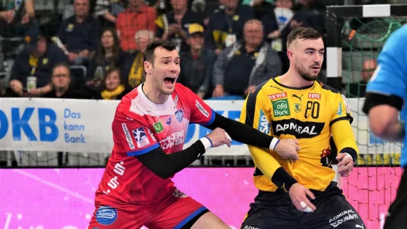 Lemgos Isaias Guardiola (links) will L&ouml;wen-Kreisl&auml;ufer .Jannik Kohlbacher&nbsp; das Wasser abgraben.&nbsp; - &copy; J&ouml;rg Hagemann