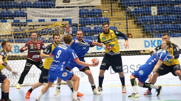 Harter Kampf in der Phoenix-Contact-Arena. Lemgos Bester, Jonathan Carlsbogard (am Ball),&nbsp; sucht die L&uuml;cke in der L&ouml;wen-Abwehr. - &copy; Paul Cohen