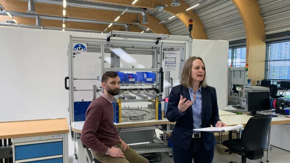 Anja Moldehn, Gesch&auml;ftsf&uuml;hrerin des CIIT er&ouml;ffnet die Live-Veranstaltung. Sergej Grunau von der TH OWL zeigt am Handarbeitsplatz die praktische Umsetzung. - &copy; Jana Suton