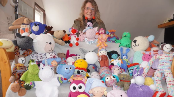 Christiane M&ouml;bus, Organisatorin des Stricktreffs Horn-Bad Meinberg, zeigt eine bunte Schar an Trostteddys, die ihre Gruppe hergestellt hat.&nbsp; - &copy; Michaela Wei&szlig;e(LZ)