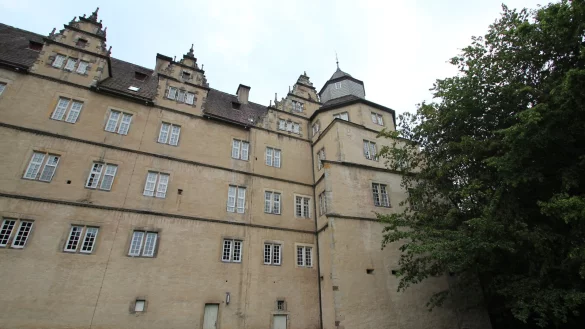 Am Schloss Varenholz fehlt eine Infostele, meint der Varenholzer Arbeitskreis Heimatgeschichte mit Hans-Ulrich Krause und Vera Varlemann. - &copy; Archivfoto: Jens Rademacher
