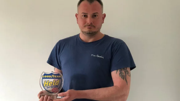 Jegor Kiske mit seiner Auszeichnung. - &copy; Goodyear