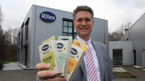 Robert Richter mit der ersten Produkt-Linie seines Unternehmens, das von der Vegan-Society das begehrte "V"-Siegel erhalten hat. - &copy; Eike J. Horstmann