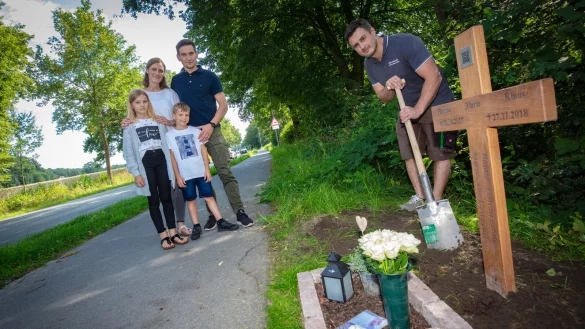 Tischler Viktor Schneider (rechts) mit der Familie Klaus am neuen Kreuz.&nbsp; - &copy; Mike-Dennis Mueller