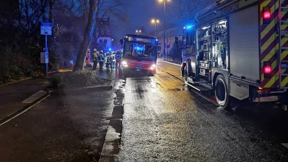 Kurz hinter der Unfallstelle kam der Bus zum Stehen. - &copy; Feuerwehr Herford