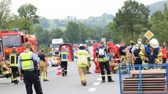 Der ungew&ouml;hnliche Unfall hatte f&uuml;r ein Gro&szlig;aufgebot an Einsatzkr&auml;ften auf der Bundesstra&szlig;e gesorgt. - &copy; Simone Fl&ouml;rke
