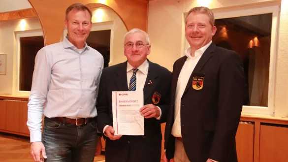 Die Urkunde beweist es: Norbert Ende (Mitte) ist nun Ehrenvorsitzender. Der neue Vorsitzende Ingo Biermann (rechts) und sein Stellvertreter Jochen Holwitt gratulierten als Erste. - &copy; Knut Dinter