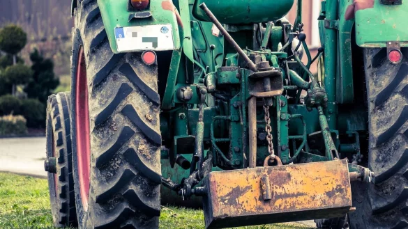 Ein Traktor überschlug sich am 1. Mai in Bielefeld. Seine beiden jugendlichen Insassen wurden verletzt. - © Symbolfoto: pixabay / Creative Commons