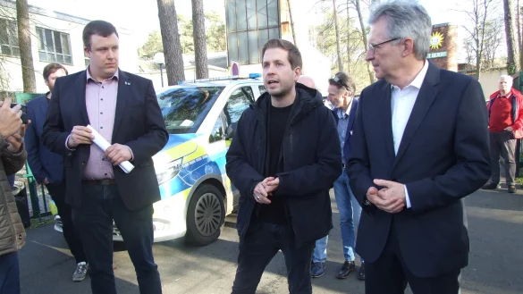 Stefan Schmidt, stellvertretender Vorsitzender des landwirtschaftlichen Kreisverbandes (v.l.) im Gespr&auml;ch mit SPD-Geneeralsekret&auml;r Kevin K&uuml;hnert und SPD-Bundestagsabgeordneten Achim Post. - &copy; Karsten Schulz