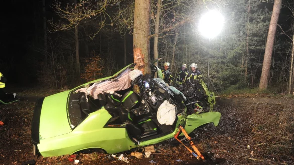 Der Dodge prallte auf der Leverner Straße in Bohmte gegen einen Baum. Aus dem Wrack rettete die Feuerwehr Stemwede den 29-jährigen Fahrer und seine fünfjährige Tochter. Der Fahrer wurde lebensgefährlich verletzt und ins Klinikum Minden geflogen. - © Joern Spreen-Ledebur