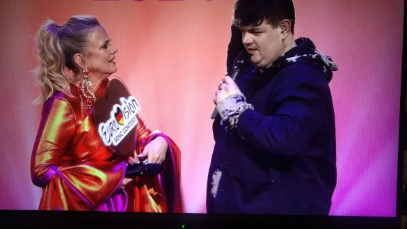 Barbara Sch&ouml;neberger und Isaak Guderian im Gespr&auml;ch, nachdem Conchita Wurst dem Espelkamper die ESC-Troph&auml;e &uuml;berreicht hatte. - &copy; Karsten Schulz