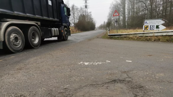 Die &bdquo;Helle" leidet unter der vermehrten Verkehrsbelastung. Die Stra&szlig;e in Alverdissen ist Umleitungsstrecke f&uuml;r die gesperrte B1, wo seit Monaten die Arbeiten stagnieren. - &copy; Sylvia Frevert