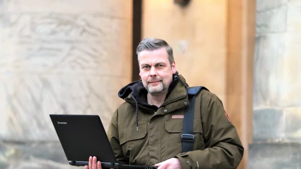 Mit dem Laptop in den H&auml;nden: Ingo Niewald aus Detmold pr&auml;sentiert sein Archiv rund um den ostwestf&auml;lisch-lippischen Fu&szlig;ball erstellt. Foto: Oliver K&ouml;nig - &copy; Oliver K&ouml;nig