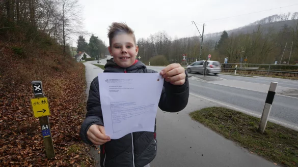 Dass auf der Extertalstra&szlig;e an der Abzweigung zum Campingplatz Eimke oft schneller als die erlaubten 70 Stundenkilometer gefahren wird, &auml;rgert Louis Schwichtenberg. - &copy; Jost Wolf