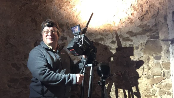 Robin J&auml;hne filmt die Spinnen im Katzenturm mit einer Endoskopielinse. Foto: Sven Kienscherf - &copy; Sven Kienscherf
