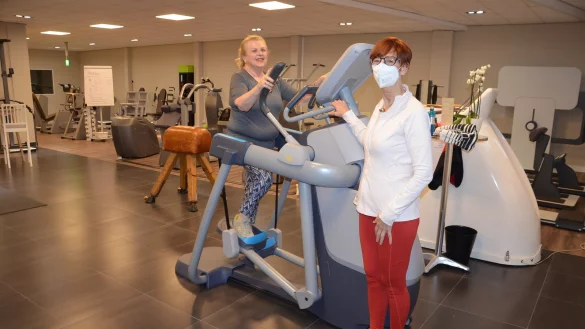 Birgit Wahl (rechts), Inhaberin des Studios &bdquo;MyGym Ladies" setzt auf die Vorteile digitaler Technik. Dadurch hat sie mehr Zeit, sich intensiver um die Trainingsfortschritte ihrer Kundinnen wie Anne Meuer-Willuweit zu k&uuml;mmern.&nbsp; - &copy; Georg K&auml;lble