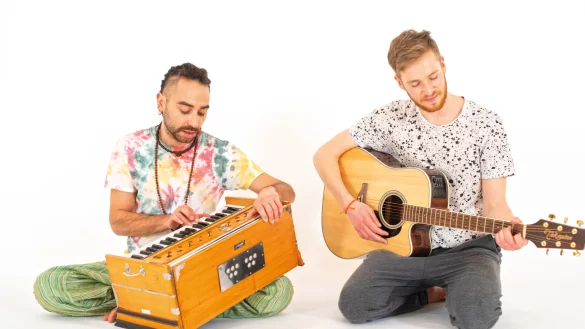 Zwei Yogis beim Musizieren. - &copy; Bildrechte: Yoga Vidya