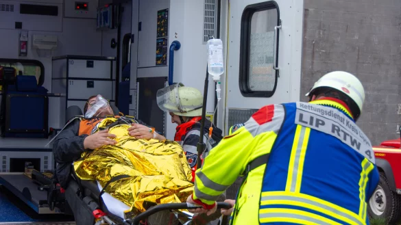 Der Rettungsdienst des Kreises ist immer zur Stelle, nicht nur bei &Uuml;bungen wie 2019 in der Senne, sondern auch im Ernstfall. Dass die Kr&auml;fte auch Angriffen ausgesetzt sind, soll sich &auml;ndern. Das Meldesystem gegen Gewalt k&ouml;nnte ein Weg sein. - &copy; Archivfoto: Raphael Bartling