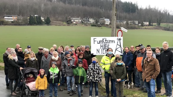 Viele La&szlig;brucher wollen keinen Mobilfunkmast in ihrem Dorf. In der Gemeindeverwaltung indes h&auml;lt man den 50-Meter-Turm nicht mehr f&uuml;r zu verhindern und sieht auch gute Gr&uuml;nde f&uuml;r den Ausbau. - &copy; Till Brand