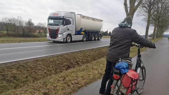 So gut ausgebaut und sicher abseits vom Verkehr gelegen wie der Radweg an der B 66 nahe D&ouml;rentrup sind nicht alle Wege. In kleineren Ortsdurchfahrten fehlt oftmals der Platz f&uuml;r einen Ausbau.&nbsp; - &copy; Sylvia Frevert
