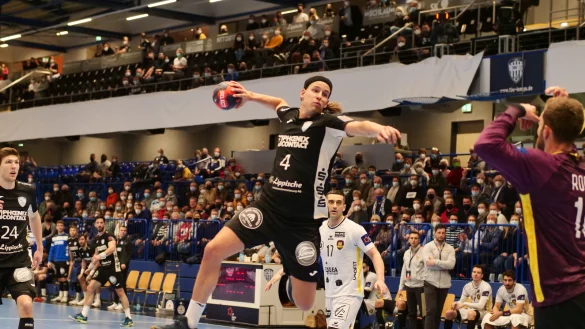 &Uuml;berragend: Bjarki Mar Elisson rauscht am 41-j&auml;hrigen Kiril Lazarov vorbei. Foto: J&ouml;rg Hagemann - &copy; J&ouml;rg Hagemann