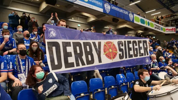 Das neue &bdquo;Derby-Sieger&ldquo;-Banner bleibt am Sonntag im Hexen-Schrank. Foto: J&ouml;rg Hagemann - &copy; J&ouml;rg Hagemann