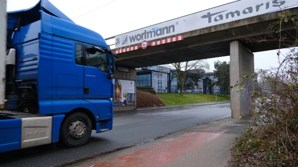 Die Bahnbr&uuml;cke an der Klingenbergstra&szlig;e: In ihrem Umfeld m&ouml;chte die CDU einen Bahnhaltepunkt einrichten, um Pendlern den Weg zur Arbeit einfacher zu machen und Anreize zu schaffen, auf das Auto zu verzichten. - &copy; Sven Koch(LZ)