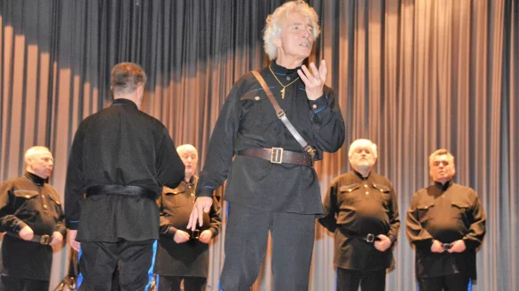Der Schwarzmeer-Kosaken-Chor um Peter Orloff ist im Februar 2019 in der Aula des Gymnasiums aufgetreten. - &copy; Karin Prignitz