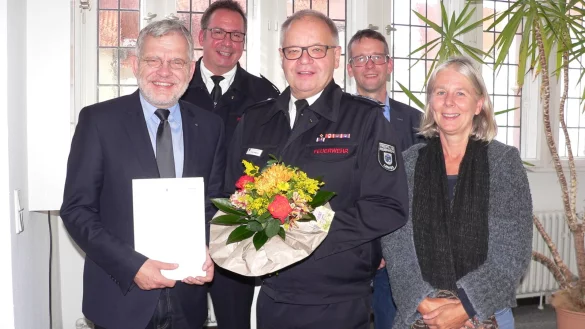 Vize und designierter Nachfolger: Lars-Uwe Brede, hier unter anderem mit dem ehemaligen B&uuml;rgermeister Reiner Austermann. - &copy; Archivfoto: Stadt Lemgo