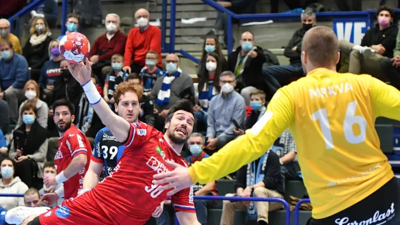 Lemgos Gedeon Guardiola setzt sich gegen Lukas Stutzke durch und taucht frei vor Torwart Tomas Mrkva auf. - &copy; Mathias M. Lehmann