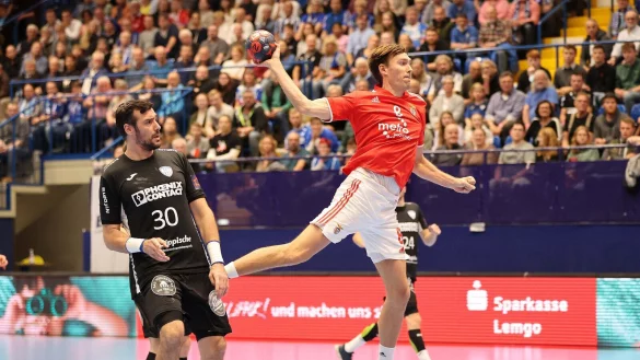 Erfahrene Haudegen: Benficas Jonas K&auml;llman entwischte beim 29:30 im Hinspiel TBV-Routinier Gedeon Guardiola. Foto: Paul Cohen - &copy; paul cohen