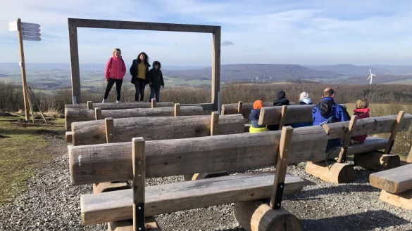Anke Kleemann, Mariam und Jakob Labib finden, dass der &uuml;berdimensionale Bilderrahmen auf dem K&ouml;terberg ein super Fotomotiv ist. Wer sich die Zeit nimmt und die Naturleinwand auf sich wirken l&auml;sst, wird begeistert sein. - &copy; Silke Buhrmester