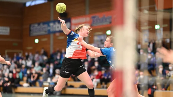 Ein kraftvoller Wurf von Malina Marie Michalczik, die von Isabelle D&ouml;lle (Buxtehude) gest&ouml;rt wird. Foto: Lobeca/Felix Schlikis - &copy; Lobeca/Felix Schlikis