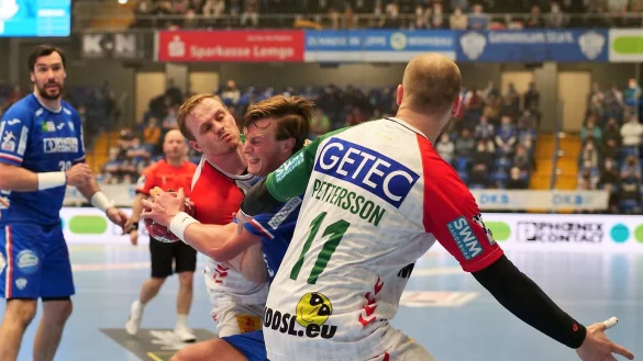 &Uuml;berhaupt kein Durchkommen gab es f&uuml;r Jonathan Carlsbogard gegen die Magdeburger Omar Ingi Magnusson und Daniel Pettersson. - &copy; J&ouml;rg Hagemann