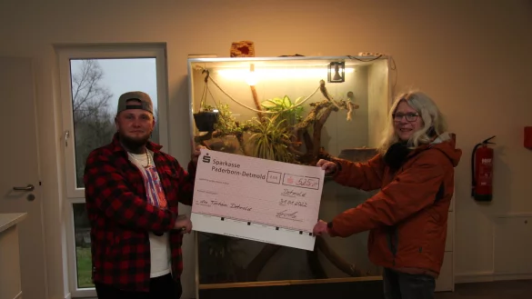 Patrick G&ouml;ritz &uuml;berreicht einen Spendenscheck an Maria Toman vom Vorstand des Vereins "Tierschutz der Tat", der das Detmolder Tierheim betreibt. - &copy; Jana Beckmann