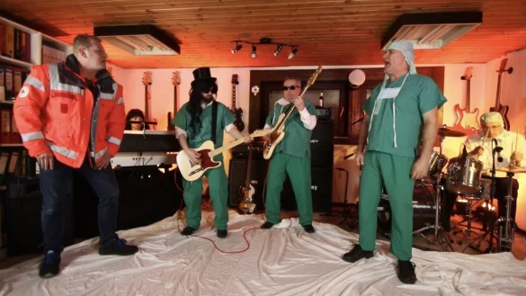 Die Liederheimer haben es im Wacholder-Keller krachen lassen und ihre Show &uuml;ber &bdquo;Mopsfix" ausgestrahlt. - &copy; Sandra Castrup (LZ)