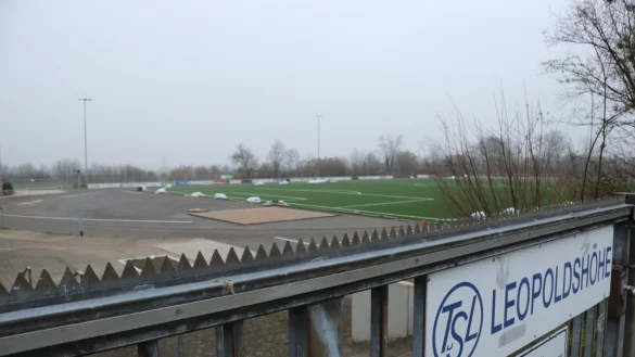 Der Kunstrasenplatz des TuS Leopoldsh&ouml;he ist schon sichtbar, bis Juni wird hier aber noch gearbeitet.&nbsp; - &copy; Birgit Guhlke