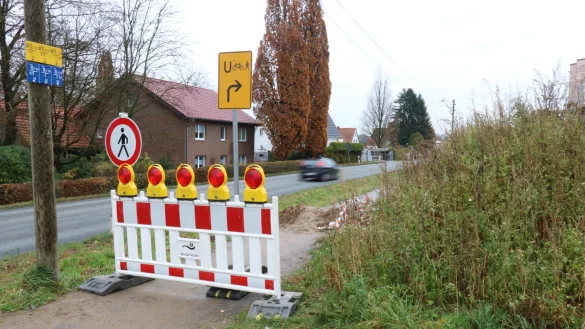 Der Gehweg parallel zur Salzufler Stra&szlig;e ist offiziell von der Stadt gesperrt worden. Statt der Umleitung durchs Wohngebiet kann man k&uuml;nftig direkt an der Salzufler Stra&szlig;e entlang gehen - die Stadt hat diesen Bereich befestigt. - &copy; Alexandra Schaller