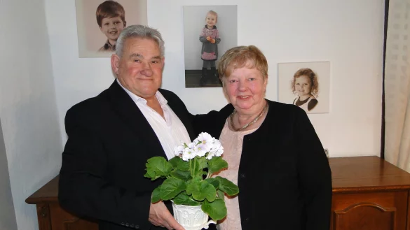 Brigitte und Giovanni Barbarito vor der Enkel-Fotowand. An ihrem goldenen Hochzeitstag k&ouml;nnen sie zufrieden auf ein gutes Leben zur&uuml;ckblicken. - &copy; Hajo G&auml;rtner