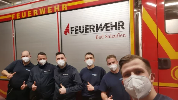 Liefern Eindr&uuml;cke von der Feuerwache beim Twittergewitter: die hauptamtlichen Kr&auml;fte Alexander Wagner, Andreas Peirick, Michael Reger, Jan Tschech, Timo Winkler und Michael Bohr (von links). - &copy; Feuerwehr Bad Salzuflen