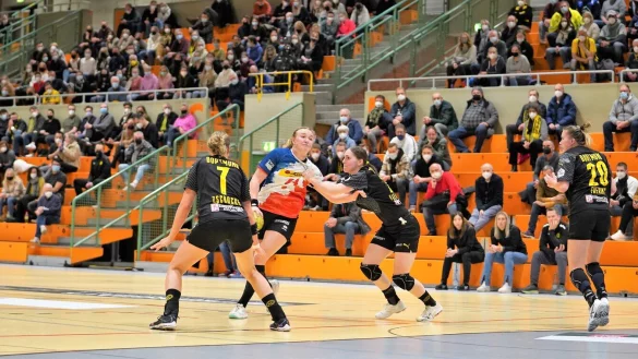 Blombergs Marie Michalczik versucht ihr Gl&uuml;ck in der Sporthalle Wellinghofen gegen die BVB-Abwehr. - &copy; Kornej Weibert