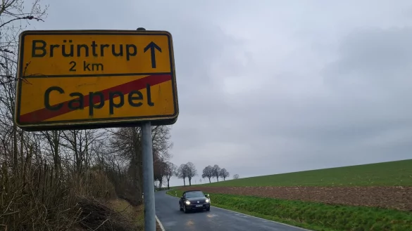 Wer auf dieser Strecke mit dem Rad unterwegs ist, lebt gefährlich. Nun ist Abhilfe in Sicht, es könnte einen Bürgerradweg geben. - © Marianne Schwarzer