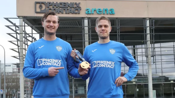 Jonathan Carlsbogard und Peter Johannesson vor der Phoenix-Contact-Arena mit der Goldmedaille. - &copy; paul cohen