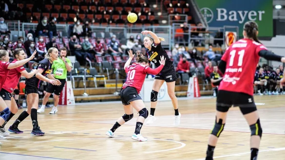 Blombergs Ann Kynast zieht im Spiel bei Bayer Leverkusen aus dem R&uuml;ckraum ab. - &copy; Kornej Weibert