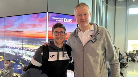 Little Zebu trifft Big Zebu. Auf dem D&uuml;sseldorfer Flughafen kam es gestern zum kurzfristigen Familientreffen zwischen Lukas Zerbe und seinem Onkel Volker Zerbe, der die F&uuml;chse Berlin an der Seite von Bob Hanning bei Bidasoa Irun als Co-Trainer unterst&uuml;tzt. Foto: Sebastian Herrmann - &copy; Sebastian Herrmann