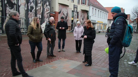 Berit Weber, Leiterin Stadtplanung, pr&auml;sentiert m&ouml;gliche Steine f&uuml;r die Pflasterung an Stift- und Schuhstra&szlig;e. Zwei Alternativfl&auml;chen hat die SEL vorbereitet. Die graue Fl&auml;che dient lediglich dazu, das Auslegemuster aufzuzeigen. - &copy; Katrin Kantelberg