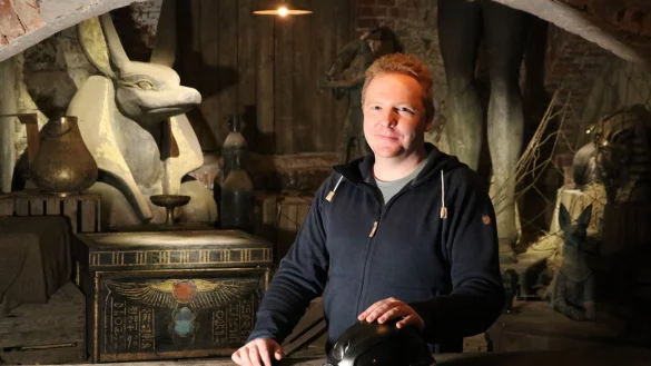 Daniel Berkemann im Escape Room „The Hidden Chamber" in der Salzufler Unterwelt. Die Spieler werden mit einem Helm samt Lampe ausgestattet. - © Alexandra Schaller