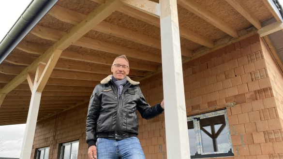 Roger Pettenpohl am neuen Sporthaus des RSV Barntrup im Waldstadion. - &copy; Sebastian Lucas